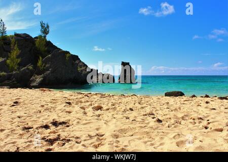 Ein Teil der schönen 'Hidden Beach", einem abgeschiedenen Strand Bucht auf der Insel von Bermuda, mit idyllischen türkisfarbene Meer Wasser und weißem Sand. Stockfoto