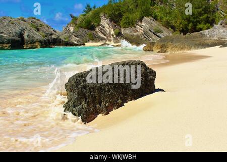 Ein Teil der schönen 'Hidden Beach", einem abgeschiedenen Strand Bucht auf der Insel von Bermuda, mit idyllischen türkisfarbene Meer Wasser und weißem Sand. Stockfoto