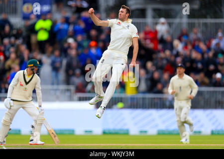 England's Craig Overton feiert die wicket von Australiens Warum nicht Labuschagne während des Tages eine der vierten Asche Test im Emirates Old Trafford, Manchester. Stockfoto