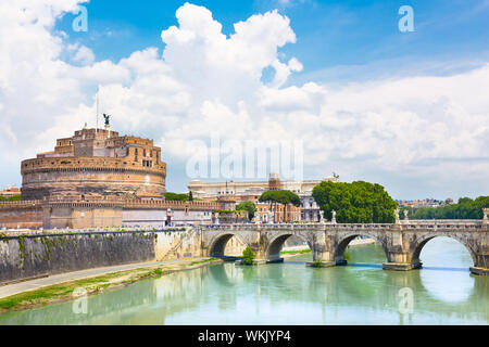 Sant Angelo Burg und Brücke in Rom, Italien. Stockfoto