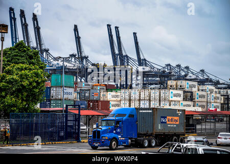 Big blue Lkw mit conianer leavibg der Balboa port in Panama Stockfoto