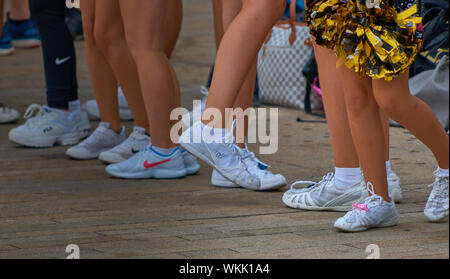 Wolfsburg, Deutschland, September 1., 2019: Beine eines Cheerleader Team der jungen Mädchen mit Sneakers, während einer öffentlichen kostenlosen Veranstaltung in der Fußgängerzone Stockfoto