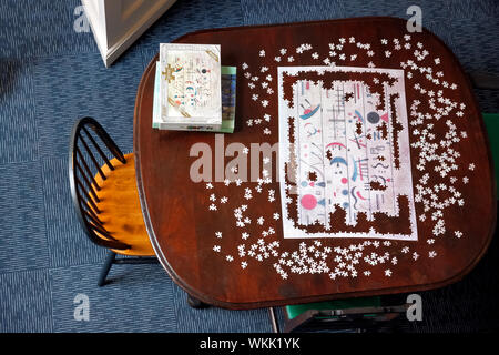 Ungelöste Puzzle auf einem Holztisch. Stockfoto