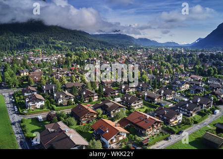 Garmisch-Partenkirchen, Grmany, August 9., 2019: Luftaufnahme von einem Ferienhaus Siedlung am Rande der Alpen Stockfoto