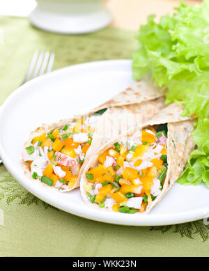 Serviert Weizen Wraps mit Salat und Krabbenfleisch gefüllt. Stockfoto