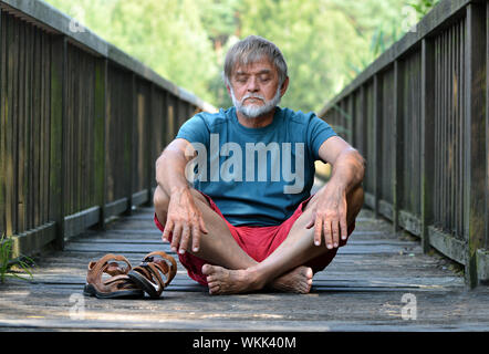 Alter Mann ausgeglichen und ruhig in der Meditation Stockfoto