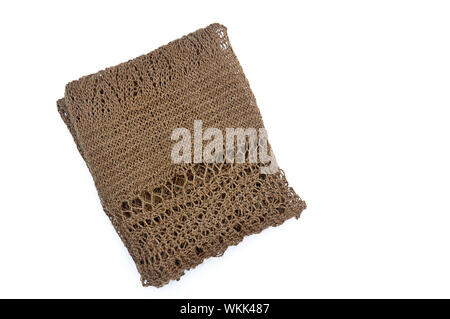 Braun Strickschal gefaltet Fashion Accessoire auf weißem Hintergrund. Alpaka Garn ist in einem Lochmuster gestrickt. Stockfoto