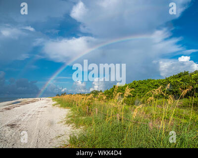 Regenbogen über Sanibel Island Lighthouse Beach Park am Golf von Mexiko auf Sanibel Island, Florida Stockfoto
