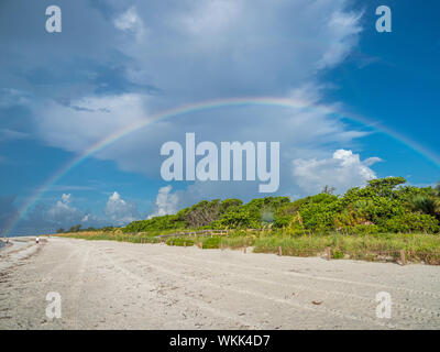 Regenbogen über Sanibel Island Lighthouse Beach Park am Golf von Mexiko auf Sanibel Island, Florida Stockfoto