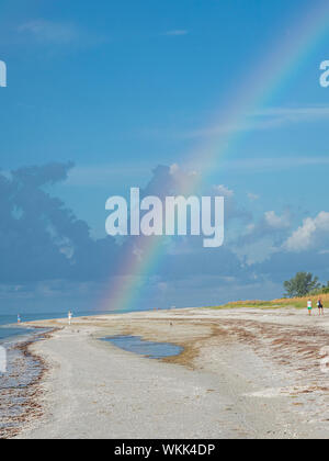 Regenbogen über Sanibel Island Lighthouse Beach Park am Golf von Mexiko auf Sanibel Island, Florida Stockfoto