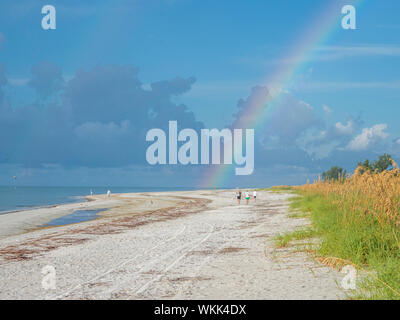 Regenbogen über Sanibel Island Lighthouse Beach Park am Golf von Mexiko auf Sanibel Island, Florida Stockfoto