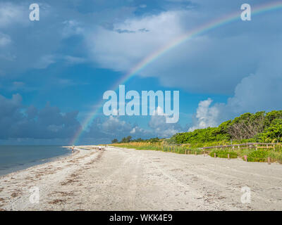 Regenbogen über Sanibel Island Lighthouse Beach Park am Golf von Mexiko auf Sanibel Island, Florida Stockfoto