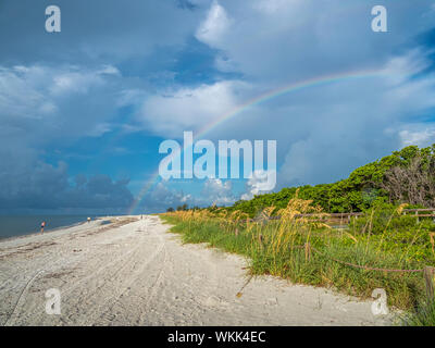 Regenbogen über Sanibel Island Lighthouse Beach Park am Golf von Mexiko auf Sanibel Island, Florida Stockfoto