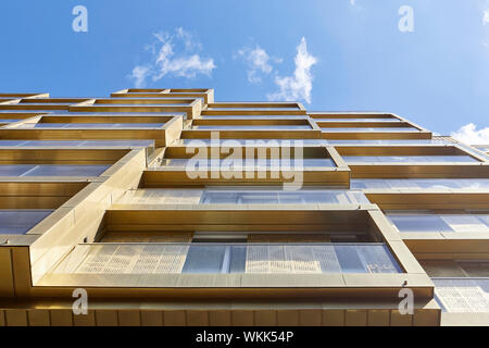 Anzeigen nach oben entlang Kupferlegierung verkleidete Fassade in Richtung Himmel. Faraday House an der Battersea Power Station, London, Vereinigtes Königreich. Architekt: dRMM (De Rijke M Stockfoto