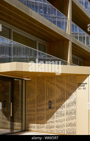 Kupferlegierung Detail der Fassade mit Balkon. Faraday House an der Battersea Power Station, London, Vereinigtes Königreich. Architekt: dRMM (De Rijke Marsh Morgan Ar Stockfoto