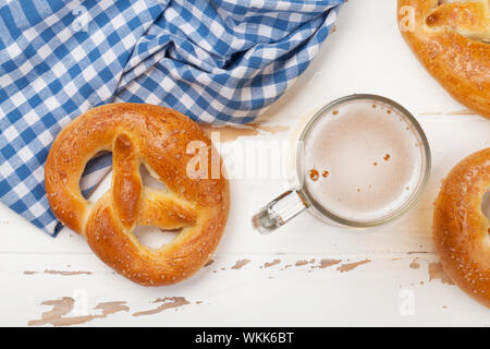 Oktoberfest essen Kulisse. Brezeln auf weißem Holz- Hintergrund. Ansicht von oben. Flach Stockfoto