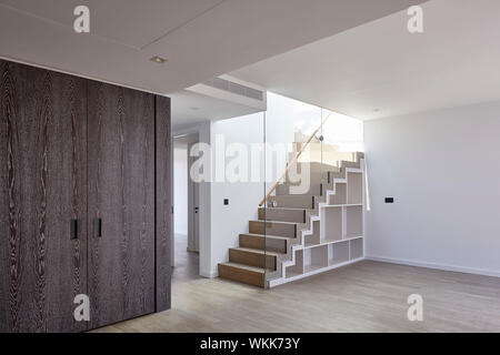 Apartment Treppe. Faraday House an der Battersea Power Station, London, Vereinigtes Königreich. Architekt: dRMM (De Rijke Marsh Morgan Architekten), 2017. Stockfoto