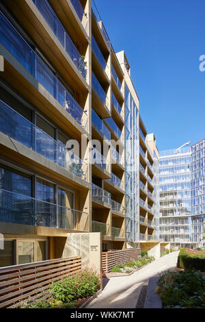 Schräge Fassade Höhe mit Balkon. Faraday House an der Battersea Power Station, London, Vereinigtes Königreich. Architekt: dRMM (De Rijke Marsh Morgan Arch Stockfoto