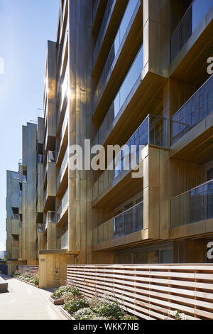 Schräge Fassade Höhe mit Balkon. Faraday House an der Battersea Power Station, London, Vereinigtes Königreich. Architekt: dRMM (De Rijke Marsh Morgan Arch Stockfoto