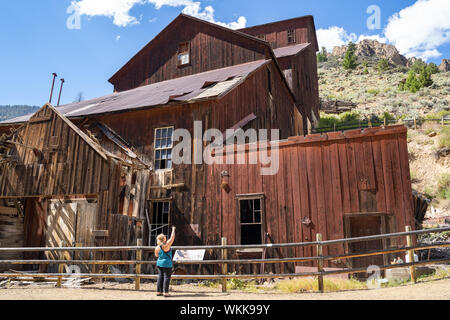 Frau Touristen erforscht die alten Bergbau Geisterstadt Bayhorse Idaho im Salmon-Challis National Forest Stockfoto