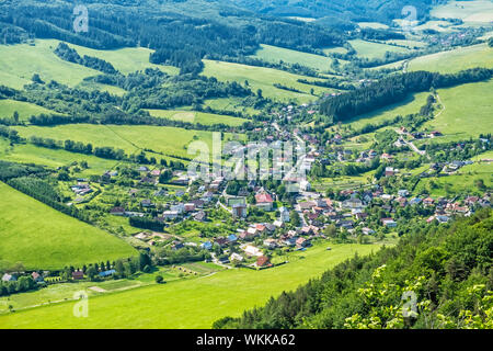 Sulov Dorf aus Sulov Felsen, Slowakische Republik. Reiseland. Wandern Thema. Stockfoto