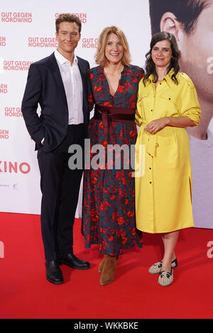 Nora Tschirner und Alexander Fehling gemeinsam mit Regisseurin Vanessa Jopp auf dem roten Teppich bei der Weltpremiere des Kinofilms Gut gegen Nordwin Stockfoto