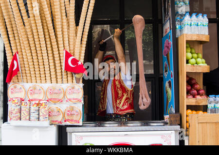 ISTANBUL, Türkei - 15. JUNI 2019: Unbekannter Verkäufer der Türkischen Eis in Istanbul, Türkei. Traditionelle türkische Eis wurde mit salep, Pro Stockfoto