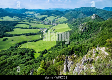 Sulov Dorf aus Sulov Felsen, Slowakische Republik. Reiseland. Wandern Thema. Stockfoto