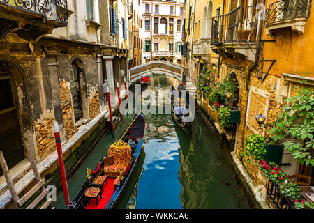 Nicht identifizierte Personen an der traditionellen Gondel in den schmalen Kanal in Venedig, Italien Stockfoto