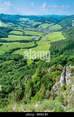 Sulov Dorf aus Sulov Felsen, Slowakische Republik. Reiseland. Wandern Thema. Stockfoto