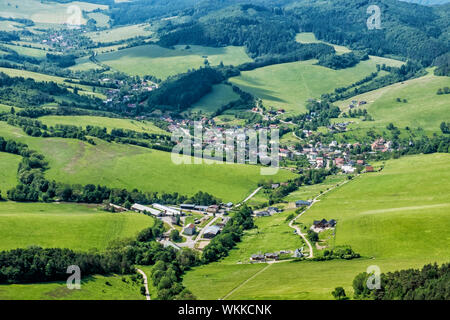 Sulov Dorf aus Sulov Felsen, Slowakische Republik. Reiseland. Wandern Thema. Stockfoto