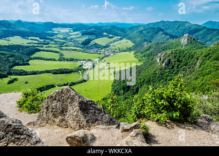 Sulov Dorf aus Sulov Felsen, Slowakische Republik. Reiseland. Wandern Thema. Stockfoto