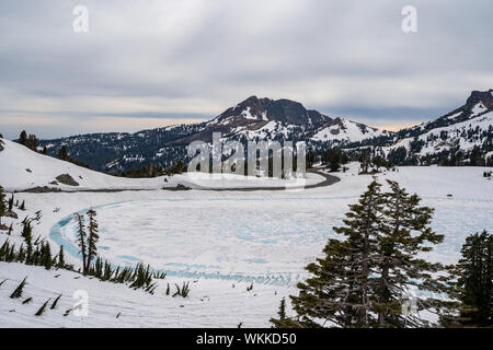 Eingefroren und schmelzen Emerald Lake im Lassen National Park Kalifornien Stockfoto