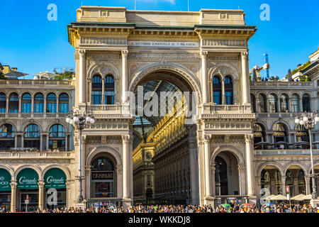 Nicht identifizierte Personen durch die Galleria Vittorio Emanuele II in Mailand, Italien. Stockfoto
