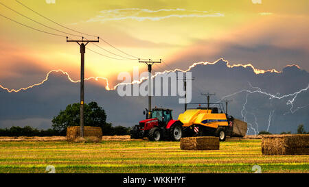 Strohballen Sonnenuntergang Stockfoto