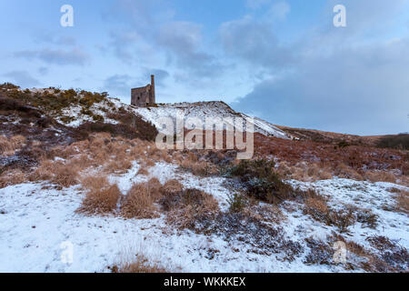 Wheal Betsy, bleibt der alte Bergbau Maschinenhaus auf Dartmoor National Park, Devon im Schnee Stockfoto