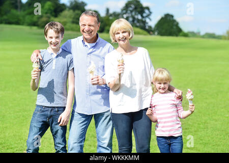 Fröhliche Familie von vier Eis essen, im freien Stockfoto