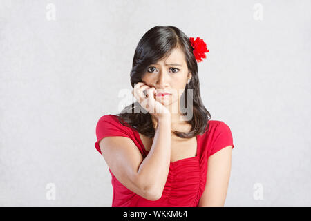 Gestresst junge Hispanic Frau in rot Stockfoto