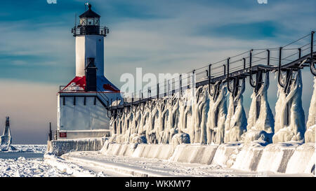 Michigan City, Indiana/USA, 27.01.2019: Washington Park Leuchtturm, von Eis bedeckt, am südlichen Ufer des majestätischen Lake Michigan während eines kalten Stockfoto