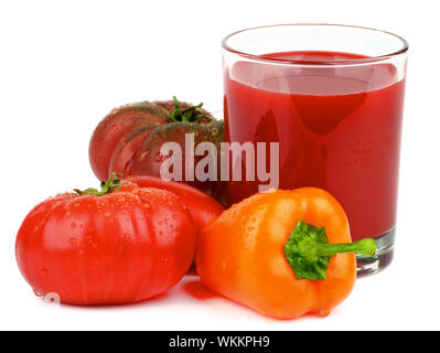 Verschiedene Tomaten, Orangen Paprika und ein Glas frisch gepresster Tomatensaft isoliert auf weißem Hintergrund Stockfoto