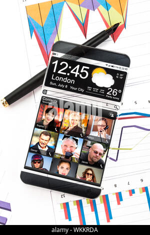 Smartphone (Phablet) mit einem transparenten Display. Tatsächliche zukünftige innovative Konzeptideen und besten Technologien Menschlichkeit. Stockfoto