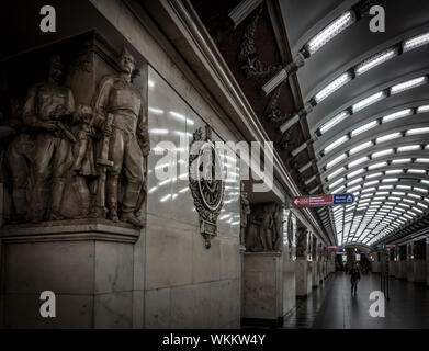 Halle in der Narvskaya U-Bahnstation, St Petersburg Russland mit 48 Skulpturen, die Menschen von 12 verschiedenen entsprechend Sowjetischen Berufe: "F Stockfoto