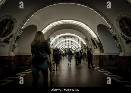 Halle in der Narvskaya U-Bahnstation, St Petersburg Russland mit 48 Skulpturen, die Menschen von 12 verschiedenen entsprechend Sowjetischen Berufe: "F Stockfoto