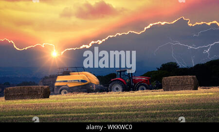 Strohballen Sonnenuntergang Stockfoto