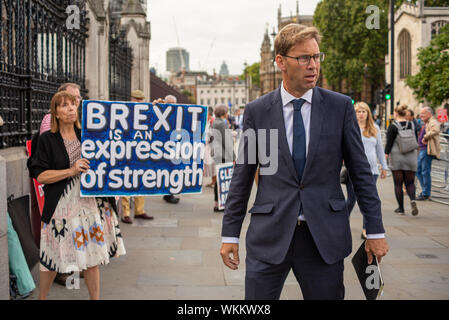 Tobias Ellwood, Abgeordneter, der nach der Sommerpause wieder im Parlament eintraf, debattierte über No Deal Brexit und prorogue. Demonstrant Stockfoto