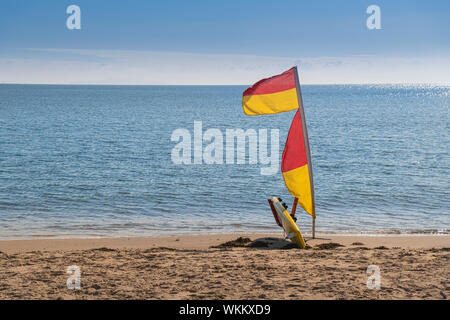 Strand Sicherheit Flaggen und Surfbrett auf einem Strand in Schottland Stockfoto