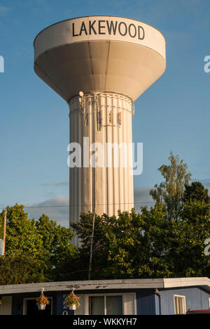 Die Stadt von Lakewood Wasserturm, Lakewood, WA. Diese Ansicht zeigt die Parabolantenne und Verkabelung der Turm befestigt. Stockfoto