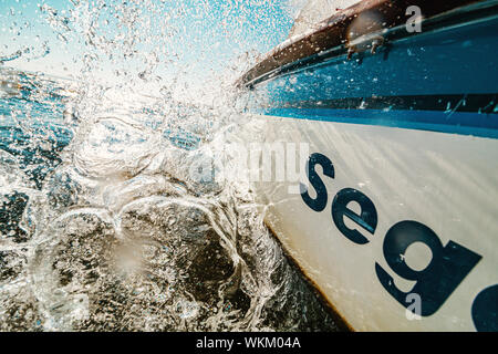 Wellen gegen eine yawl während einem windigen Segel Reise Stockfoto