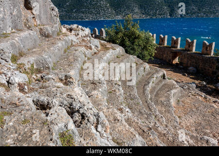 Kalekoy Schloss und die Lykischen Gräber in Kalekoy, Türkei Stockfoto