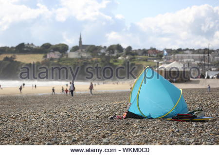 Ein Blick auf den Badeort Tramore in Irland vom Strand an einem Sommertag. Stockfoto